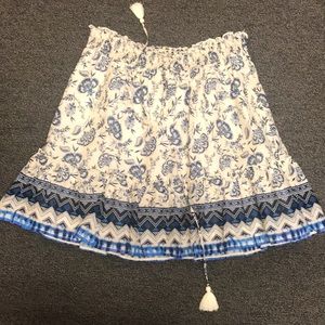 White and blue floral printed skirt from beachlunchlounge